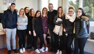 Les CAP Coiffure du Lycée privé Clovis Hugues coiffent les élèves du Lycée militaire d'Aix-en-Provence.