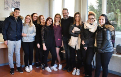 Les CAP Coiffure du Lycée privé Clovis Hugues coiffent les élèves du Lycée militaire d'Aix-en-Provence.