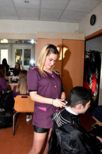 Les CAP Coiffure du Lycée privé Clovis Hugues coiffent les élèves du Lycée militaire d'Aix-en-Provence.