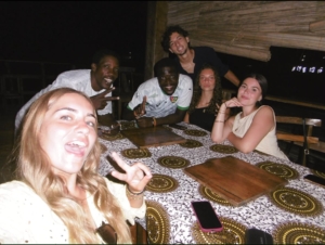 Durant deux mois, Léontine, Tycia, Damien et Anaé ont effectué leur stage au Togo, au sein de deux hôtels différents. Ils ont principalement travaillé à la réception, où ils ont pu découvrir les différentes missions liées à l’accueil et à l’accompagnement des clients.