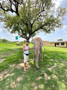 M. Guelila BILEL effectue son stage au Togo dans le cadre du tourisme solidaire auprès de l'association VRAT.