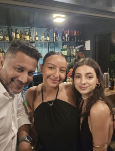 Morgane, Jihan, Caroline, Eva et Nathan effectuent un stage de deux mois à l'île Maurice auprès des agences d'excursions Mauritius Dream Excursion et Crystal Vacance Tour. C'est très varié et intéressant.