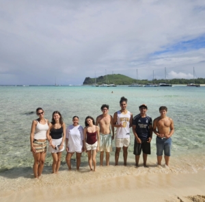Morgane, Jihan, Caroline, Eva et Nathan effectuent un stage de deux mois à l'île Maurice auprès des agences d'excursions Mauritius Dream Excursion et Crystal Vacance Tour. C'est très varié et intéressant.