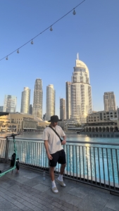 Loup fait un stage de un mois auprès de La Conciergerie à Dubaï aux Emirats Arabes Unis et propose aux touristes de nombreuses attractions.