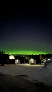 Louna et Loup, étudiants en BTS Tourisme 1ère année, effectuent leur stage de 3 semaines en Finlande à l'ArticSnow Hotel à Rovaniemi  Ils mettent en pratique les cours théoriques concernant l'accueil des clients de l'hôtel et l'organisation des tours. 