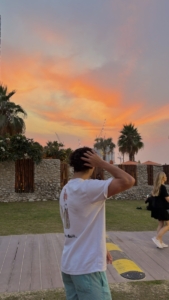 Loup fait un stage de un mois auprès de La Conciergerie à Dubaï aux Emirats Arabes Unis et propose aux touristes de nombreuses attractions.