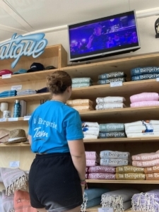 Mlle Léa BEHR effectue son stage au camping du Domaine de La Bergerie à Roquebrune-sur-Argens.