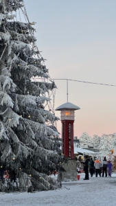 Eden et Amandine effectuent un stage d'un mois en Laponie auprès de Staylapland à Rovaniemi en Finlande. Elles conseillent les touristes, les accompagnent dans leurs activités et sont également à la réception pour la partie hébergement.