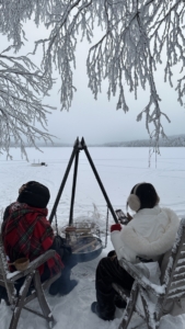 Eden et Amandine effectuent un stage d'un mois en Laponie auprès de Staylapland à Rovaniemi en Finlande. Elles conseillent les touristes, les accompagnent dans leurs activités et sont également à la réception pour la partie hébergement.