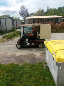Michel, étudiant en BTS Tourisme 1ère année, fait un stage de deux mois au Camping Sunêlia l'Hippocampe à Volonne dans la région de Sisteron ⛺️ Il accueille les touristes et les conduit jusqu'à leur mobil-home 