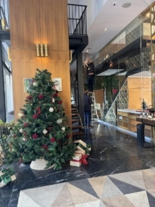 Alice et Charlotte effectuent un stage dans un hôtel à Lisbonne au Portugal.