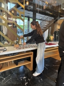 Alice et Charlotte effectuent un stage dans un hôtel à Lisbonne au Portugal.