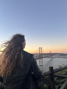 Alice et Charlotte effectuent un stage dans un hôtel à Lisbonne au Portugal.